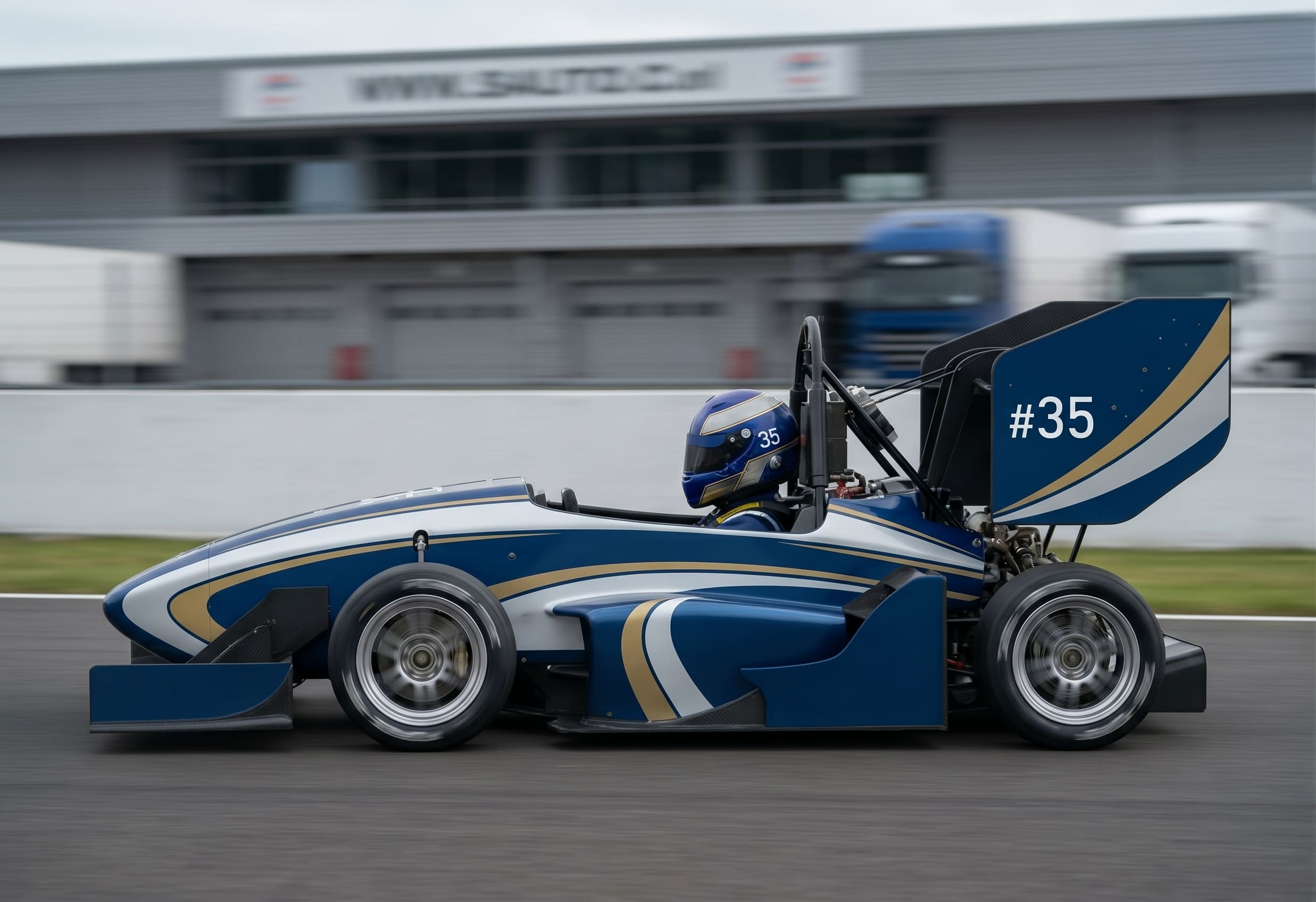 Rennteam Stuttgart's F0711-14 Formula Student car on a circuit, used as reference imagery